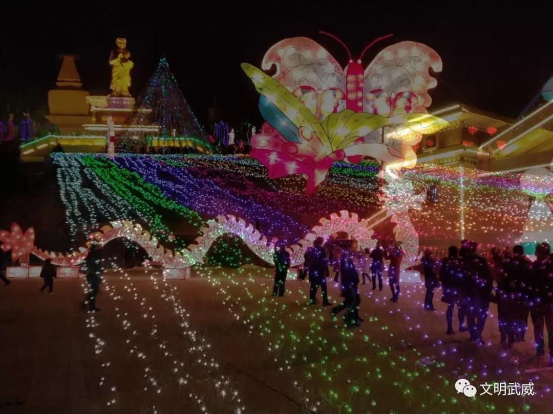 凉州白塔寺景区灯火璀璨游客在雷台景区文化庙会参观元宵灯会,源于